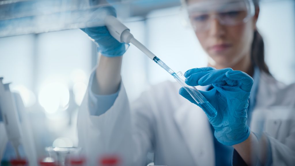 Onderzoeker is bezig met onderzoek naar parkinson