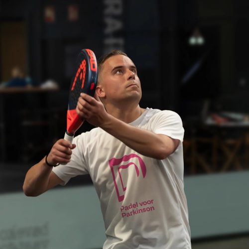 speler speelt padel tijdens padel voor parkinson